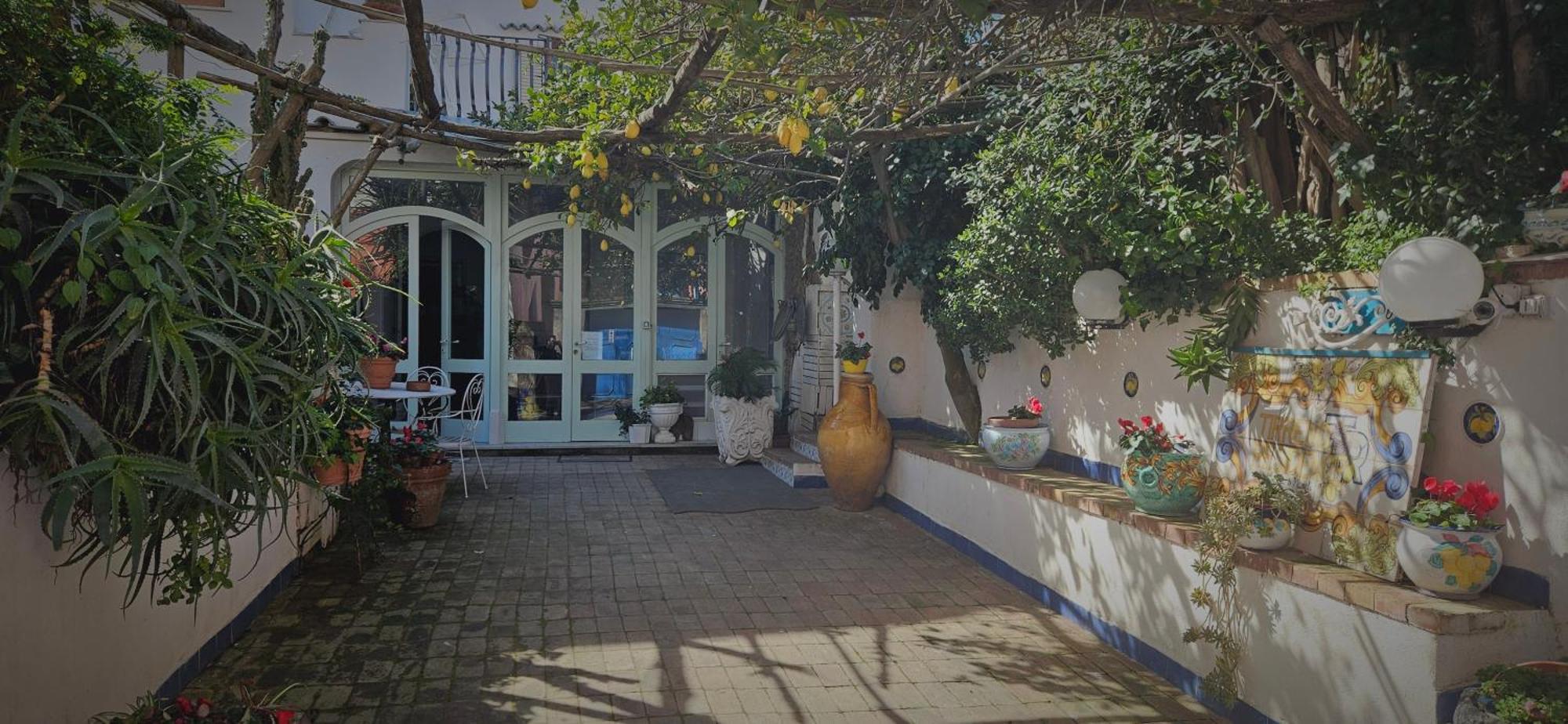 Piccolo Tirreno Hotel Residence Procida Exterior photo