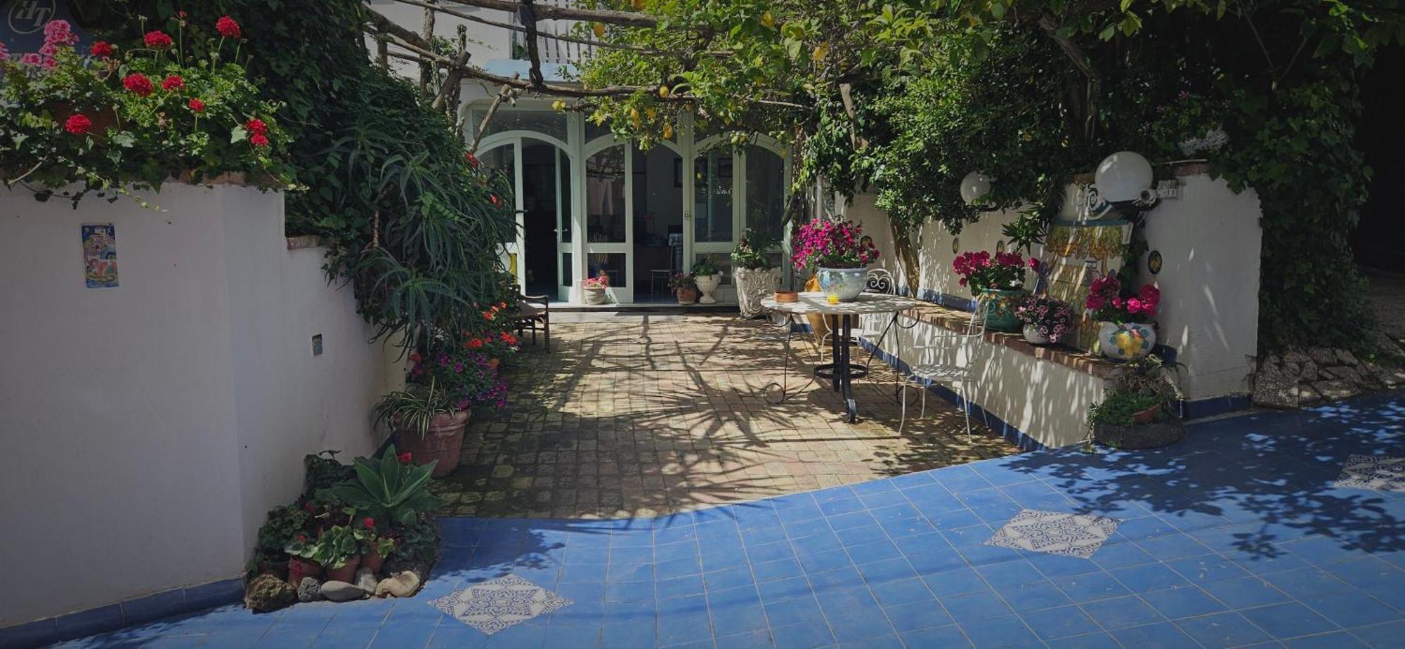 Piccolo Tirreno Hotel Residence Procida Exterior photo