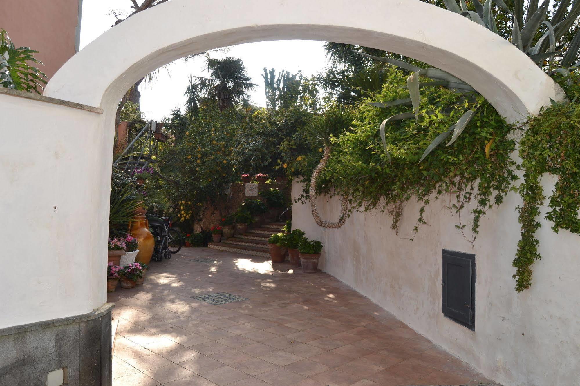 Piccolo Tirreno Hotel Residence Procida Exterior photo